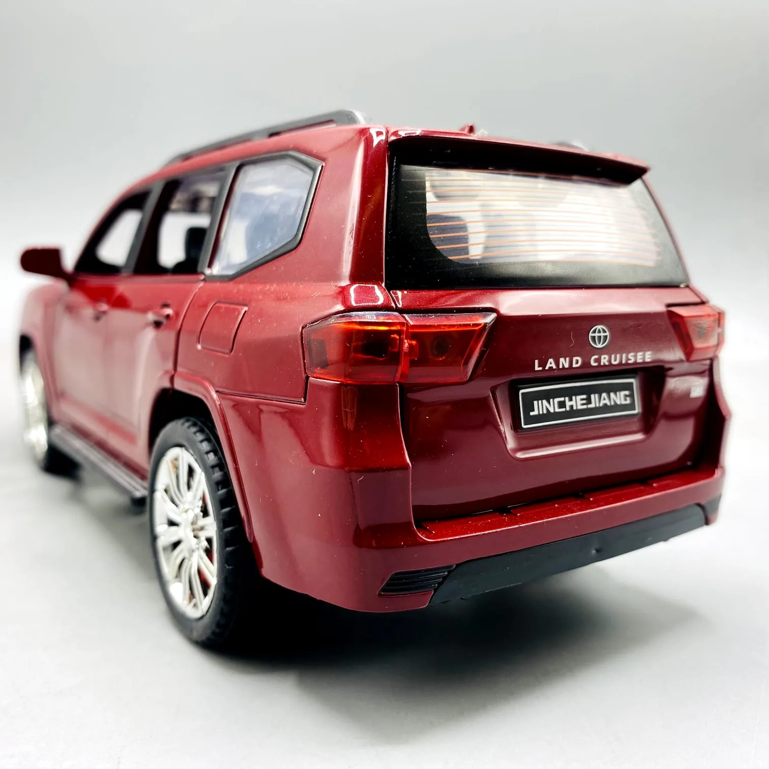 1:24 Diecast Toyota Land Cruiser LC300 With Light and Sound - Image 10