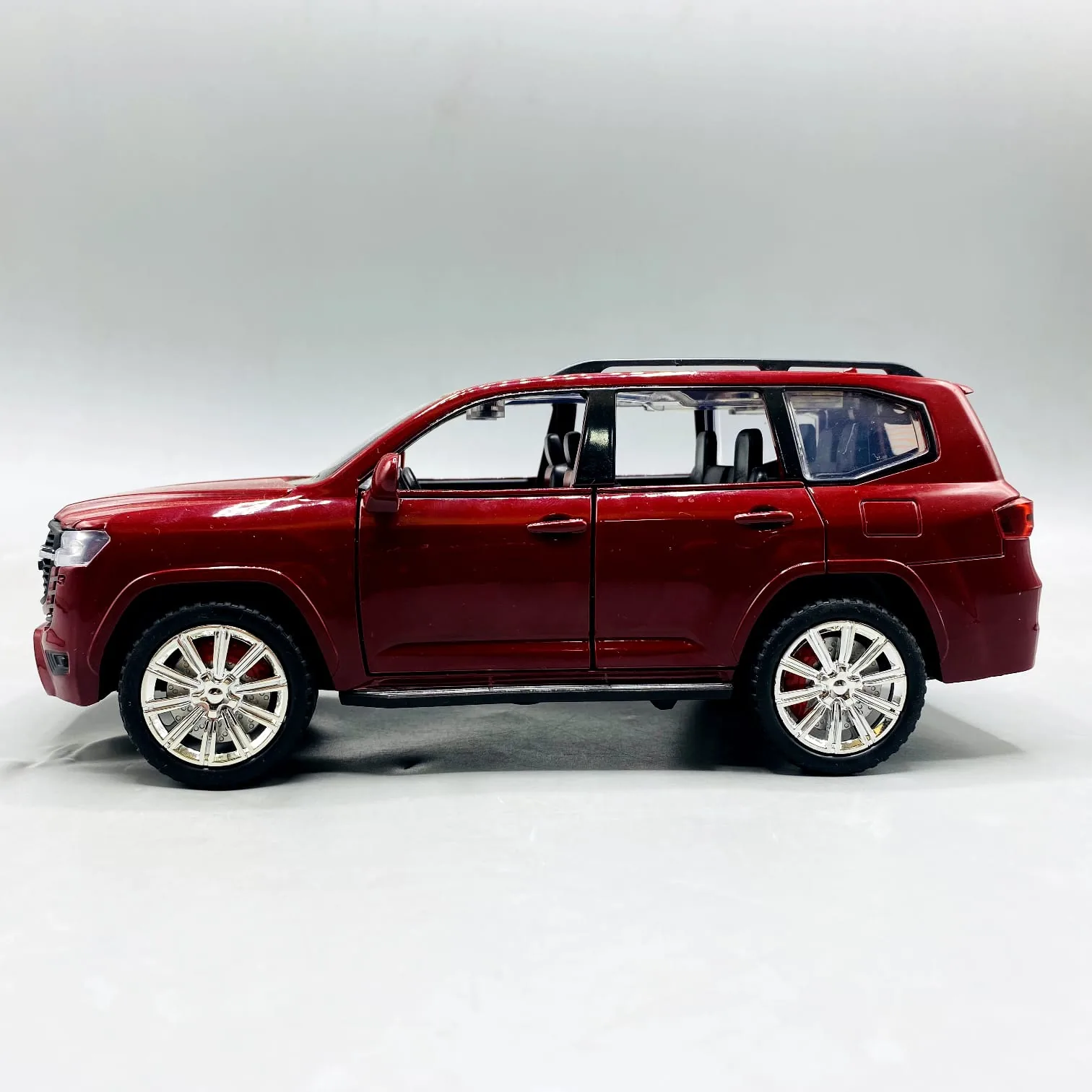 1:24 Diecast Toyota Land Cruiser LC300 With Light and Sound - Image 2
