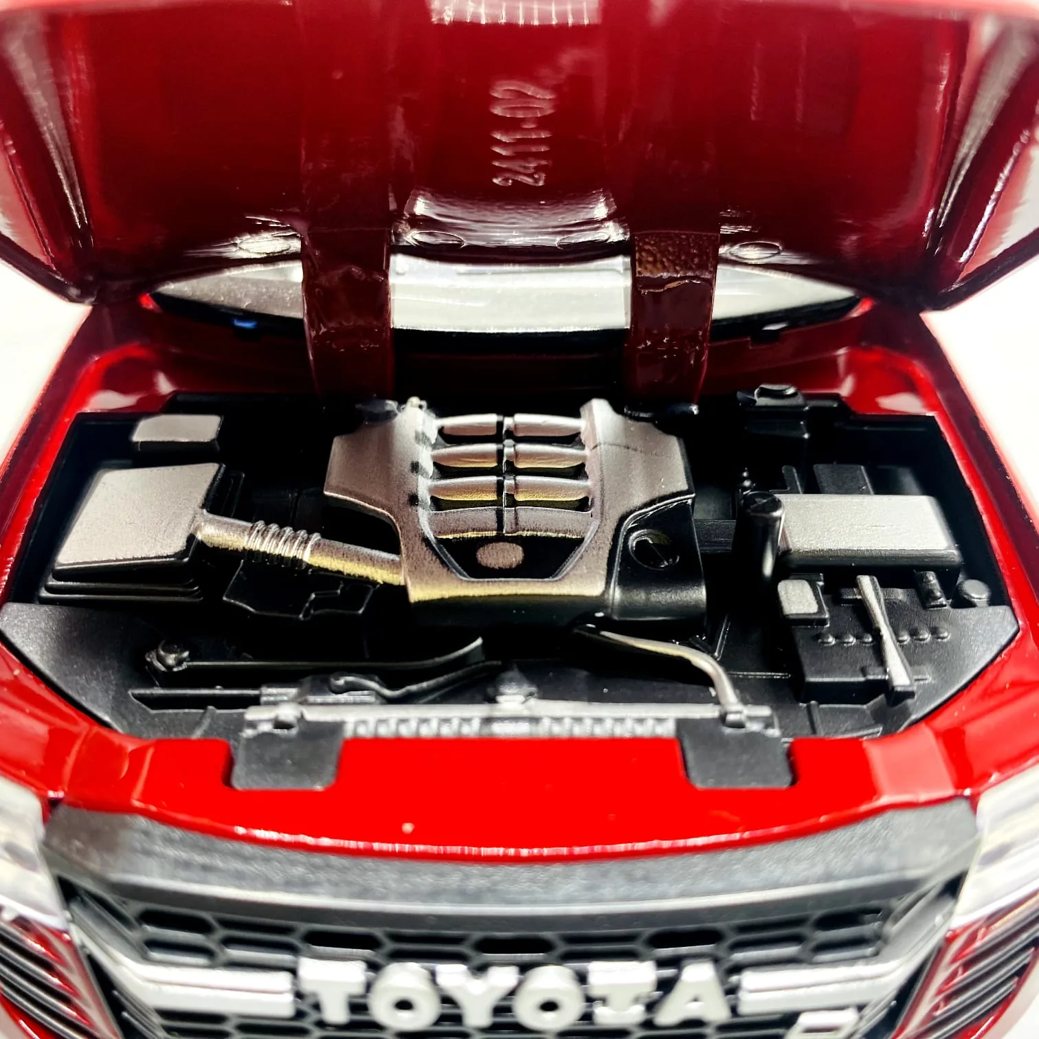 1:24 Diecast Toyota Land Cruiser LC300 With Light and Sound - Image 8