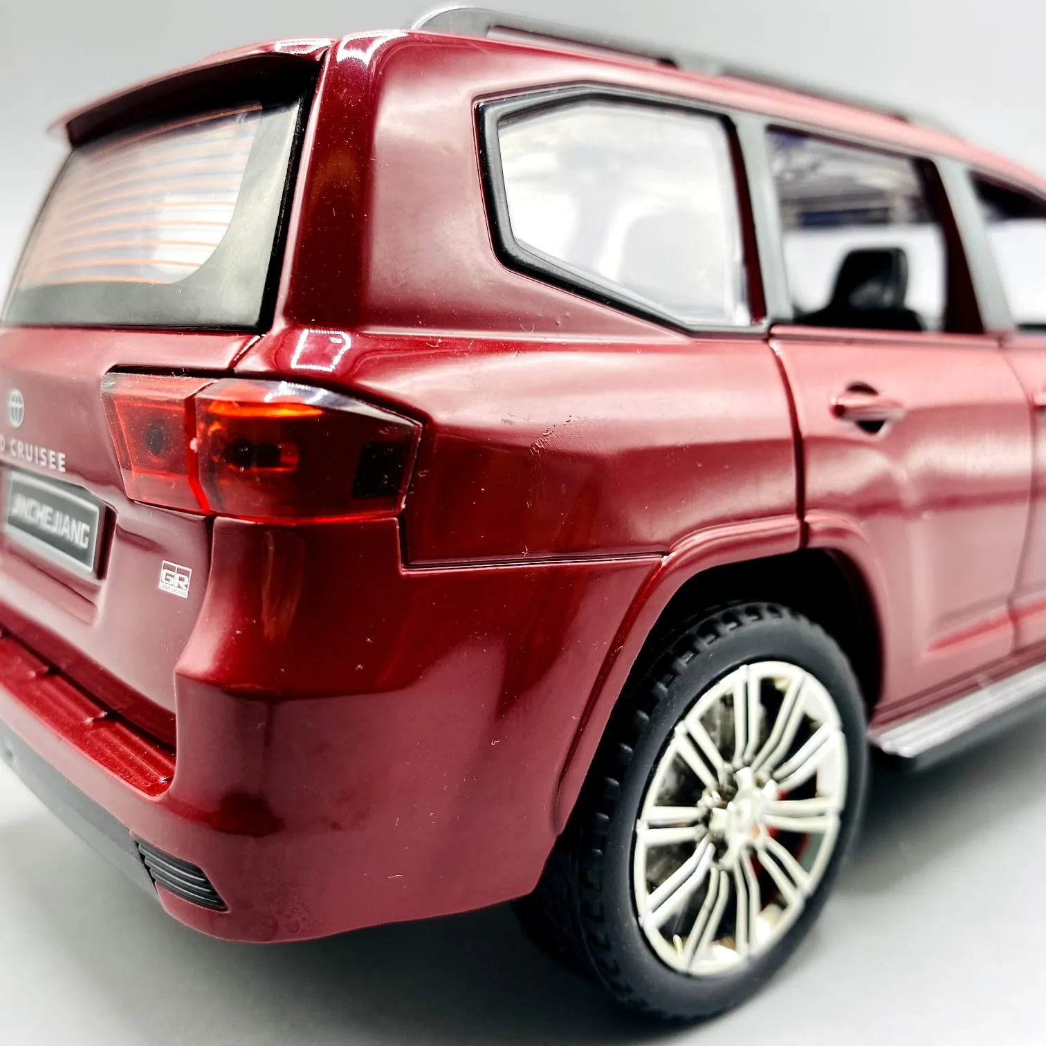 1:24 Diecast Toyota Land Cruiser LC300 With Light and Sound - Image 9
