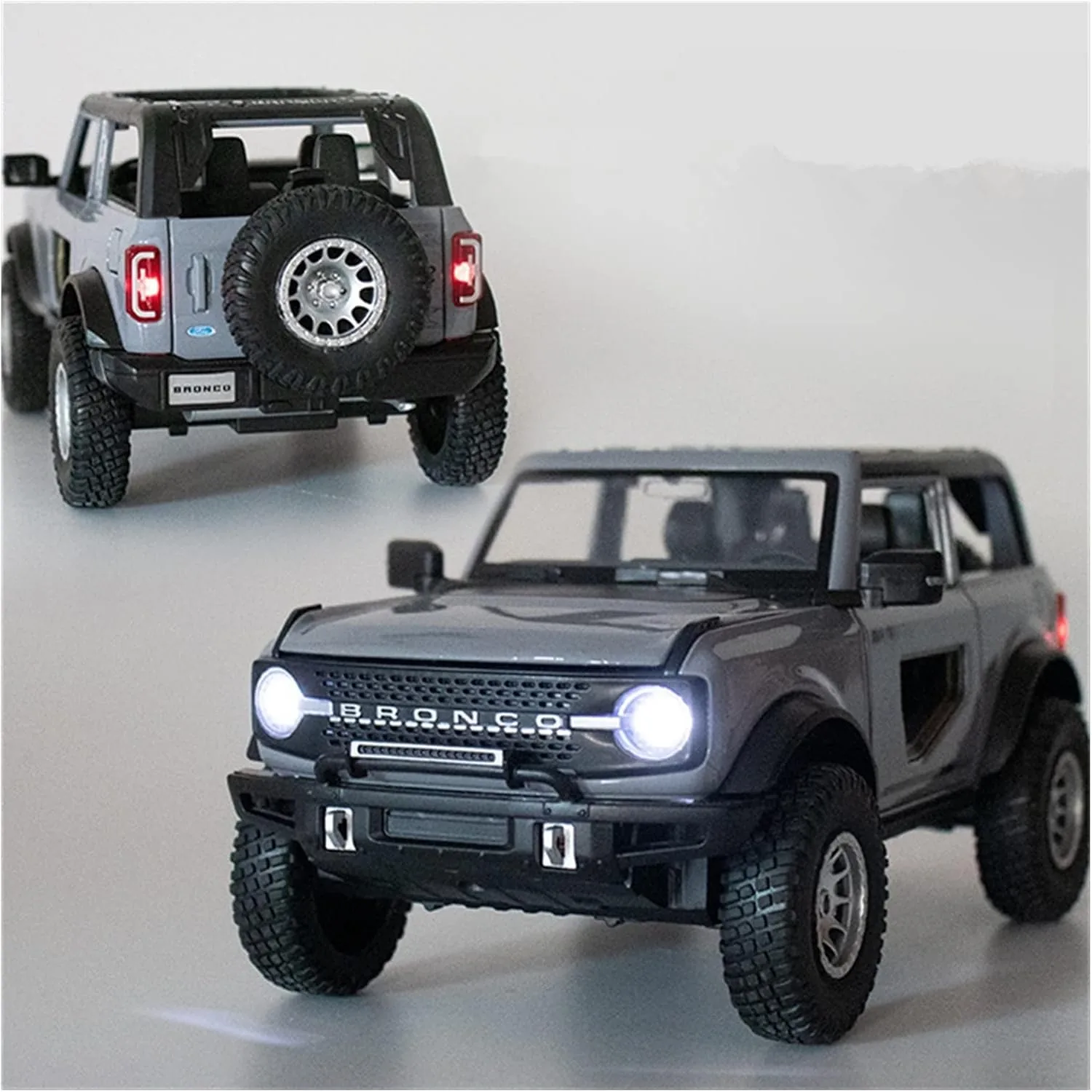 1:24 Scale Bronco Diecast Jeep with Light And Sound - Image 4