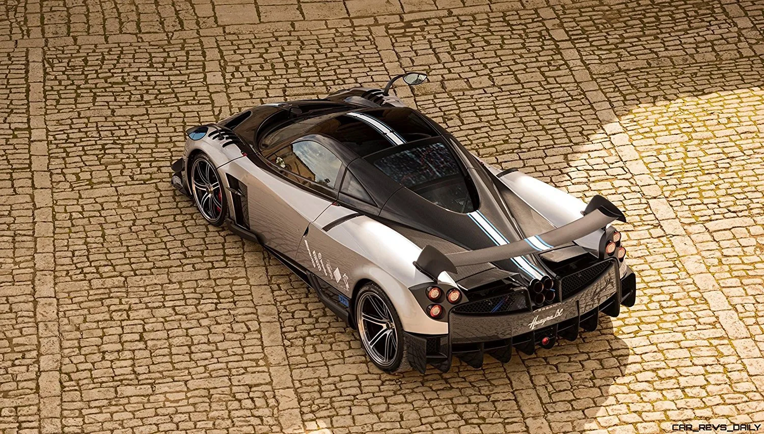 Kinsmart 2016 Pagani Huayra - Image 12