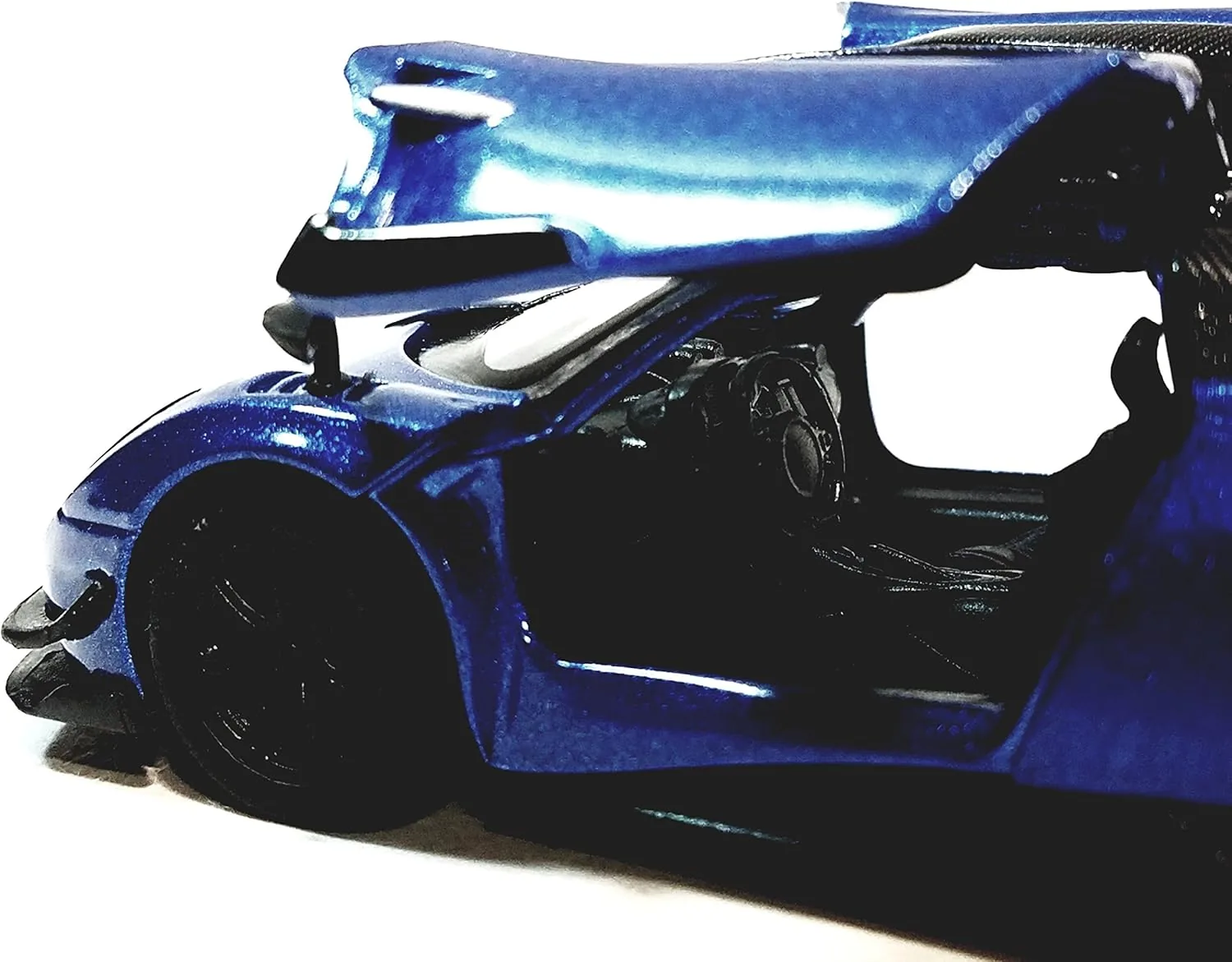Kinsmart 2016 Pagani Huayra - Image 4