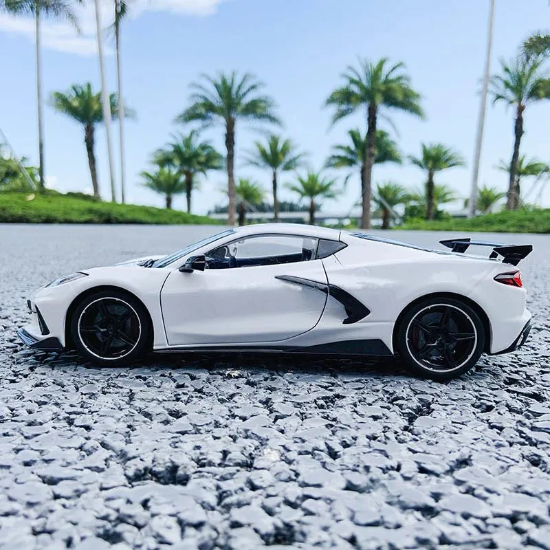 Maisto Chevy Corvette C8 Stingray High-Wing Die-Cast Car - Image 3