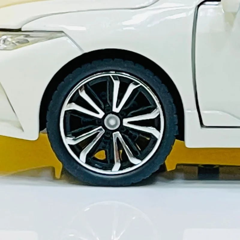 1:24 Toyota Avalon Simulation Diecast Car - Image 7